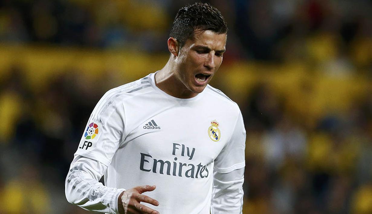 Ekspresi kekecewaan penyerang Real Madrid, Cristiano Ronaldo, usai gagal membobol gawang Las Palmas. Kini Real Madrid terpaut 12 poin dari pimpinan klasemen Barcelona. (Reuters/Juan Medina)