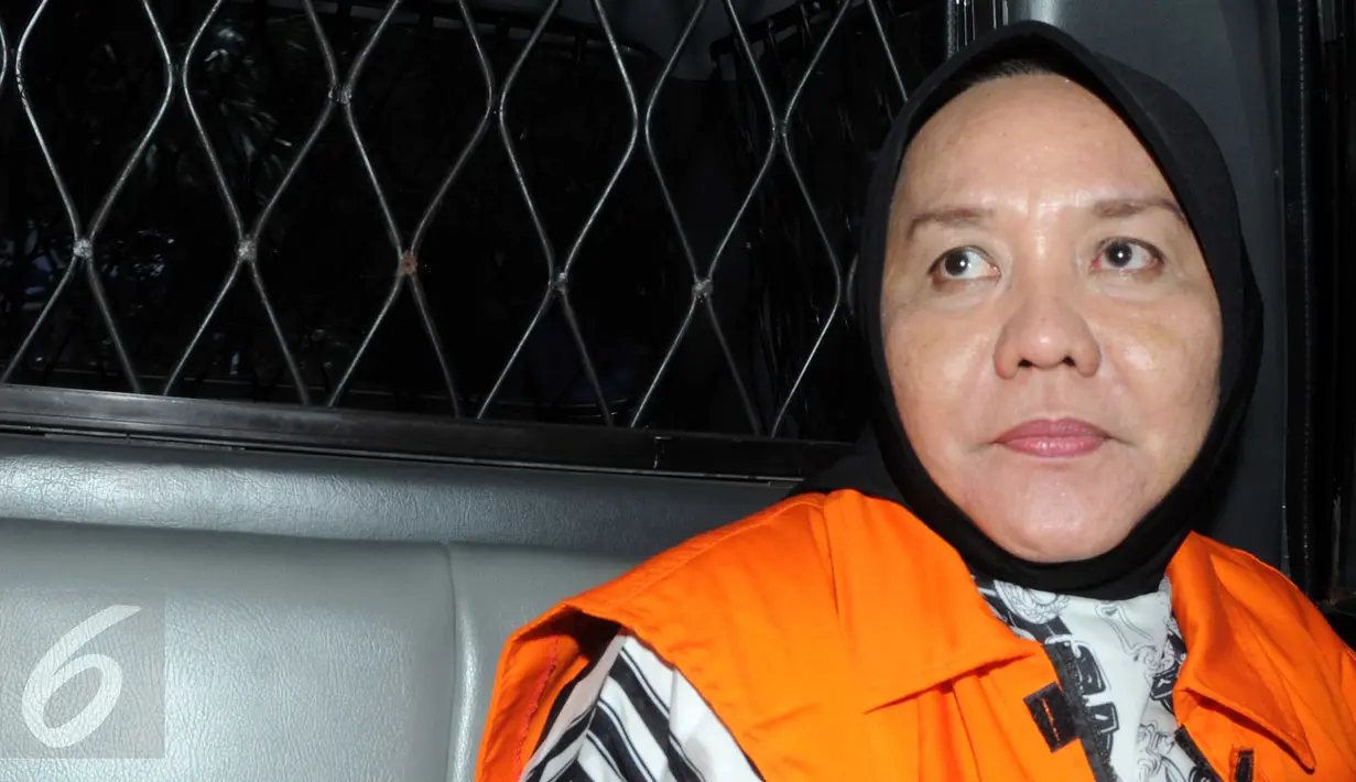 Istri Pahri Azhari, Lucianty memasuki mobil tahanan usai diperiksa KPK, Jakarta, Rabu (6/1/2016). KPK memperpanjang penahanan terhadap Bupati Muba, Pahri Azhari dan istri Lucianty selama 40 hari ke depan. (Liputan6.com/Helmi Afandi)