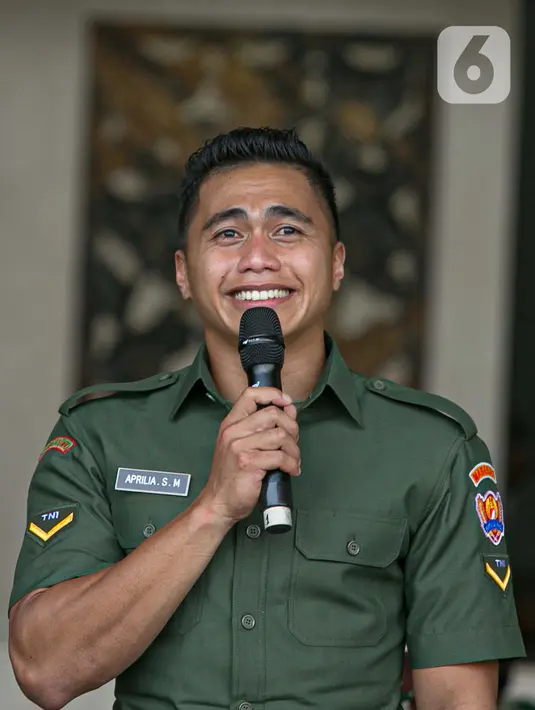 Aprilia Manganang memberi sambutan setelah namanya berubah menjadi Aprilio Perkasa Manganang di Mabes AD, Jakarta, Jumat (19/3/2021). PN Tondano resmi mengabulkan permohonan pengubahan nama Aprilia Manganang menjadi Aprilio Perkasa Manganang. (Liputan6.com/Faizal Fanani)