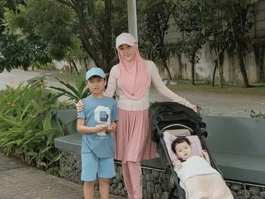 Penampilan Larissa tampak effortless dengan tunik panjang berwarna soft pink yang dipadukan dengan leggings senada. Hijab instan berwarna selaras membuat tampilannya semakin simpel dan nyaman untuk bergerak. Sebagai pelengkap, ia mengenakan topi pastel yang memberikan perlindungan dari sinar matahari sekaligus menambah kesan sporty.  (Liputan6.com/IG/@larissachou)