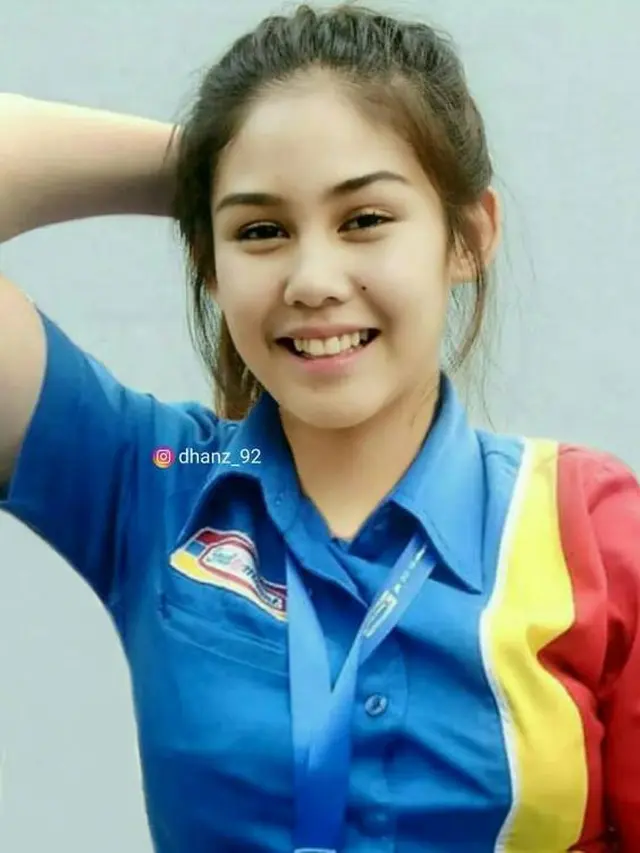 6 Editan Foto Aktris Jadi Kasir Minimarket Ini Bikin Senyum
