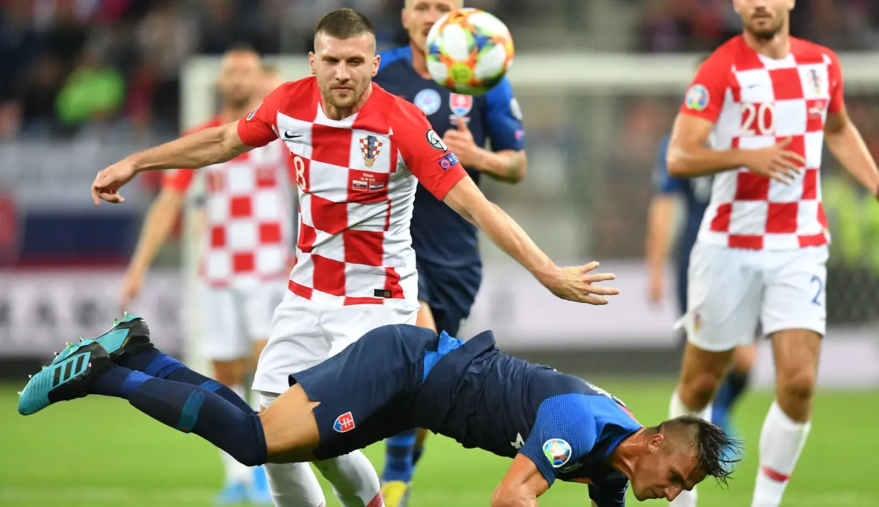 Gelandang Kroasia, Ante Rebic, berebut bola dengan gelandang Slowakia, Martin Maljent, pada laga Kualifikasi Piala Eropa 2020 di Trnava, Jumat (6/9). Slowakia kalah 0-4 dari Kroasia. (AFP/Joe Klamar)