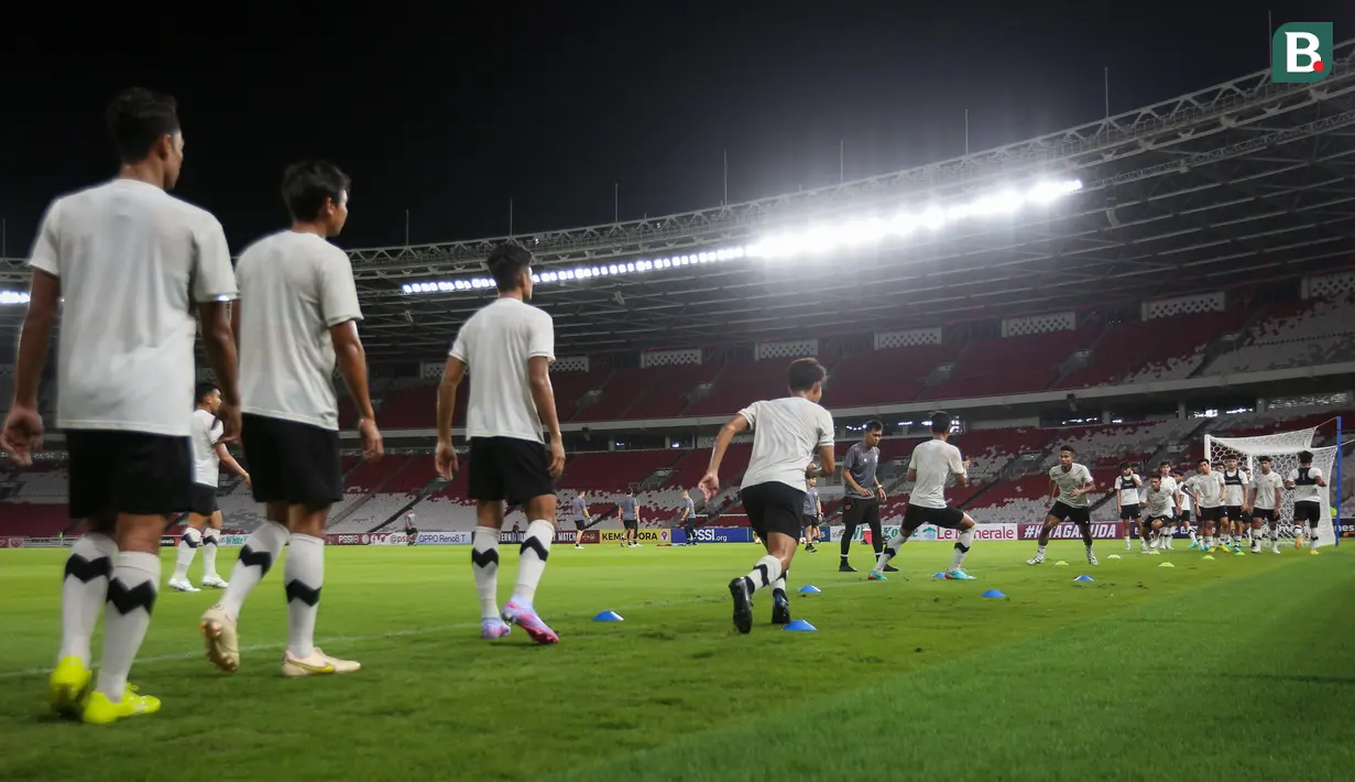Sejumlah pemain Timnas Indonesia U-22 melakukan latihan resmi menjelang pertandingan uji coba internasional melawan Timnas Lebanon U-22 di Stadion Utama Gelora Bung Karno (SUGBK), Senayan, Jakarta, Kamis (13/04/2023). Laga tersebut rencananya akan berlangsung pada Jumat (14/04/2023) sebagai bagian dari persiapan SEA Games 2023 di Kamboja. (Bola.com/Bagaskara Lazuardi)