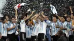 Sebagai ajang dua tahunan yang dimulai sejak 1977, Piala Dunia U-20 akan memasuki edisi ke-23 pada penyelenggaraan di Jakarta pada 20 Mei hingga 11 Juni 2023. Sejatinya Indonesia menjadi tuan rumah pada tahun 2021, namun akibat COVID-19 yang melanda, akhirnya turnamen diundur hingga tahun 2023. Dari total 22 kali penyelenggaraan, tercatat ada 4 negara dengan jumlah gelar terbanyak, yaitu lebih dari sekali, hingga kini. Berikut daftar keempat negara tersebut. (AFP/Aris Messinis)