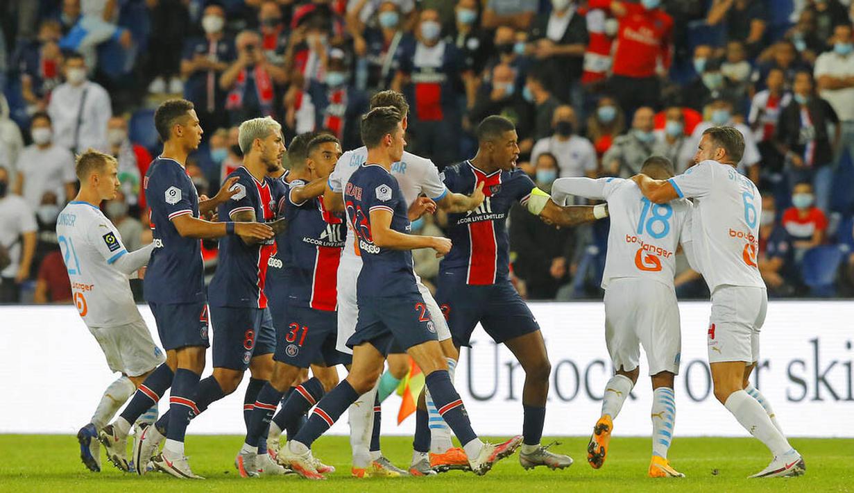 Pemain Paris Saint-Germain (PSG) bersitegang dengan pemain Marseille pada laga Ligue 1 di di Stade de France, Senin (14/9/2020). PSG takluk 0-1 dari Marseille. (AP Photo/Michel Euler)