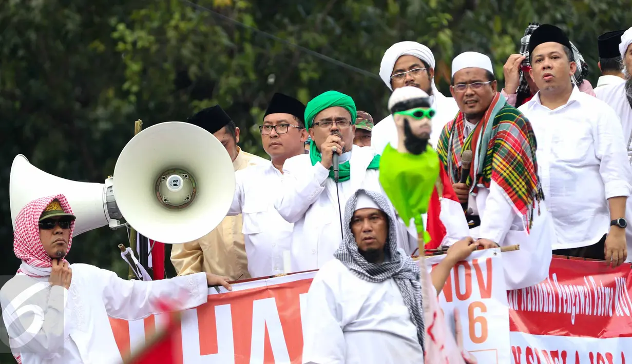 Pimpinan FPI Rizieq Shihab terlihat berada di atas mobil komando bersama dua Wakil Ketua DPR, Fahri Hamzah dan Fadli Zon ikut meneriakkan yel-yel saat melewati Balai Kota Jakarta menuju ke Istana Merdeka, Jumat (4/11). (Liputan6.com/Faizal Fanani)