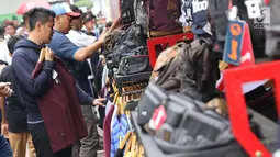 Pengunjung memilih produk yang ditawarkan pada gelaran Jakcloth Year End Sale di Parkir Timur Senayan, Jakarta, Sabtu (22/12). Jakcloth Year End Sale berlangsung 19-23 Desember. (Liputan6.com/Helmi Fithriansyah)