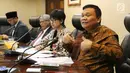 Dosen Pascasarjana Univ Pelita Harapan Dr. Emrus (kanan) memberi penjelasan saat diskusi publik di kantor staff presiden, Jakarta, Kamis (7/9). (Liputan6.com/Angga Yuniar)