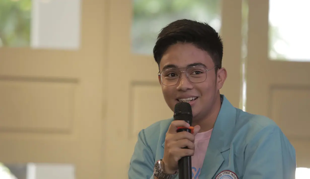 Umay Shahab berperan sebagai Erfan di film Mahasiswi Baru. Press Conference yang dilakukan di Beranda Kitchen, Coffee & Terrace Lounge, Jaksel menampilkan beberapa seleb yang terlibat di film tersebut. Umay selalu melempar senyum hangat saat press conference. (KapanLagi.com/Muhammad Akrom Sukarya)