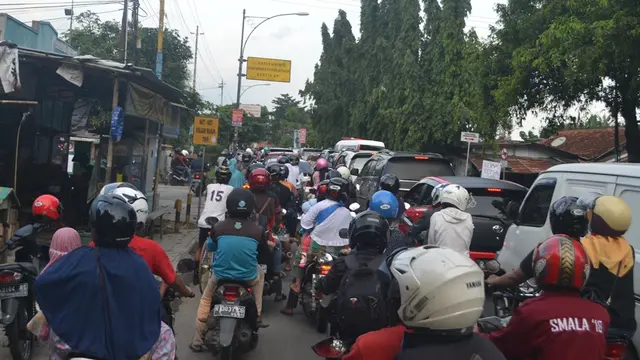 Titik rawan macet menjelang kota Purwokerto di perlintasan sebidang kereta api Stasiun Besar Purwokerto. (Foto: Liputan6.com/Muhamad Ridlo)