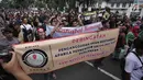 Demonstran driver online berjalan sambil membentangkan spanduk dalam unjuk rasa  di Istana Negara, Jakarta, Rabu (14/2). Massa menuntut Permenhub No 108 Tahun 2017 dibatalkan karena memberatkan pengemudi taksi online. (Liputan6.com/Arya Manggala)
