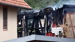 Departemen pemadam kebakaran mengerahkan 76 petugas pemadam kebakaran, 4 mobil pemadam kebakaran, 4 ambulans untuk menahan kobaran api dan merawat para korban. (AFP/Sébastien Bozon)