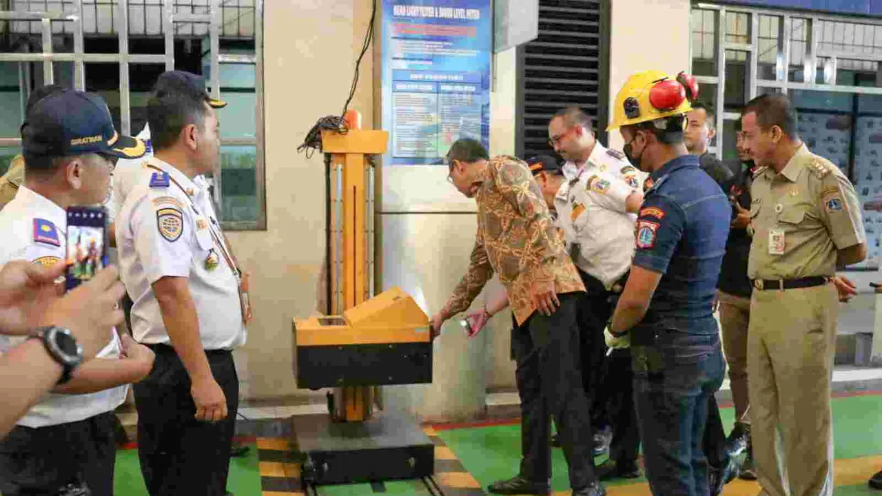 Penjabat (Pj) Gubernur DKI Jakarta Heru Budi Hartono melakukan inspeksi mendadak di Unit Pengelola Pengujian Kendaraan Bermotor (UP PKB) Ujung Menteng, Cakung, Jakarta Timur. (Liputan6.com/Winda Nelfira)