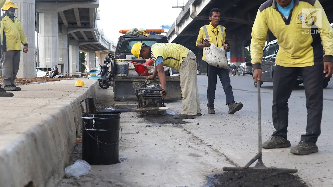 Musim Hujan, Pasukan Kuning Berjibaku Perbaiki Jalan Rusak