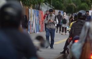Karyawan perkantoran berjalan kaki  bergegas pulang di Kawasan Sudirman, Jakarta, Rabu (30/11/2022). Keputusan Pemerintah Provinsi (Pemprov) DKI Jakarta menaikan upah minimum provinsi (UMP) DKI  pada 2023 sebesar 5.6 persen menjadi Rp 4,9 juta . ditolak pengusaha dan buruh. (merdeka.com/Imam Buhori)