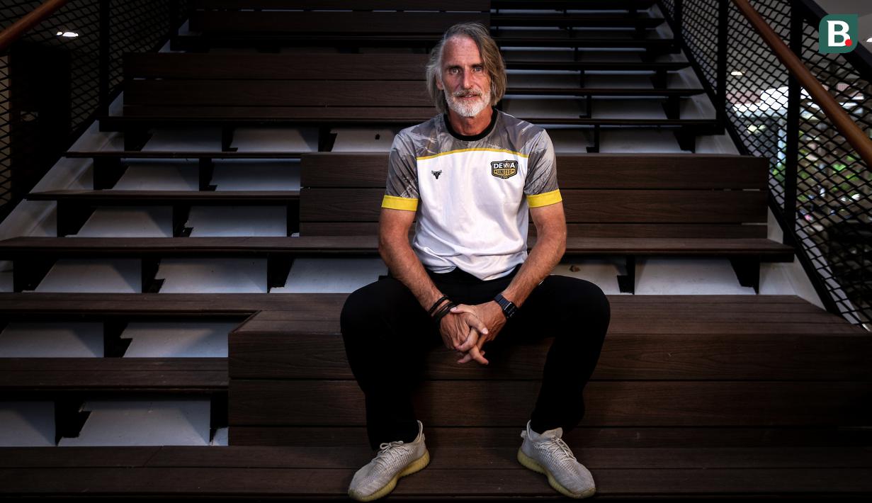 <p>Pelatih Dewa United, Jan Olde Riekerink berpose di depan fotografer setelah melakukan sesi wawancara di basecamp Dewa United, Pagedangan, Tangerang, Selasa (18/07/2023). (Bola.com/Bagaskara Lazuardi)</p>