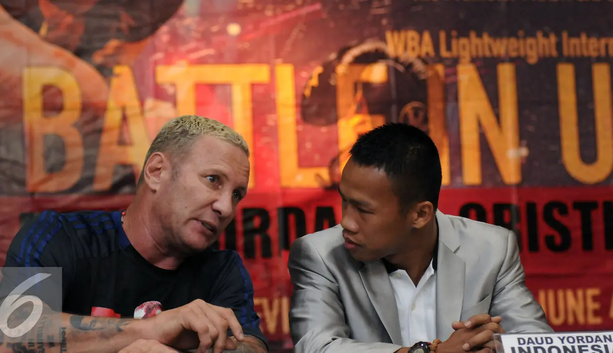 Petinju Indonesia, Daud Jordan (kanan) berbincang dengan pelatihnya, Craig Crishtian saat memberi keterangan jelang gelaran Battle In Uruguay, Jakarta, Kamis (31/3/2016). Laga ini digelar di Montevideo, Uruguay, 4 Juni. (Liputan6.com/Helmi Fithriansyah)