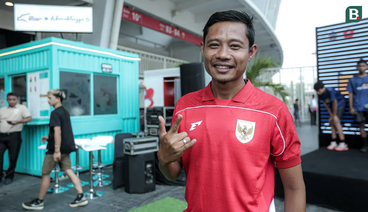 <p>Legenda Timnas Indonesia, Evan Dimas berpose setelah doorstop dengan media dalam acara coaching clinic bersama Nagoya Grampus di Garuda Store, GBK, Senayan Jakarta, Jumat (26/06/2025) pagi WIB. (Bola.com/Bagaskara Lazuardi)</p>
