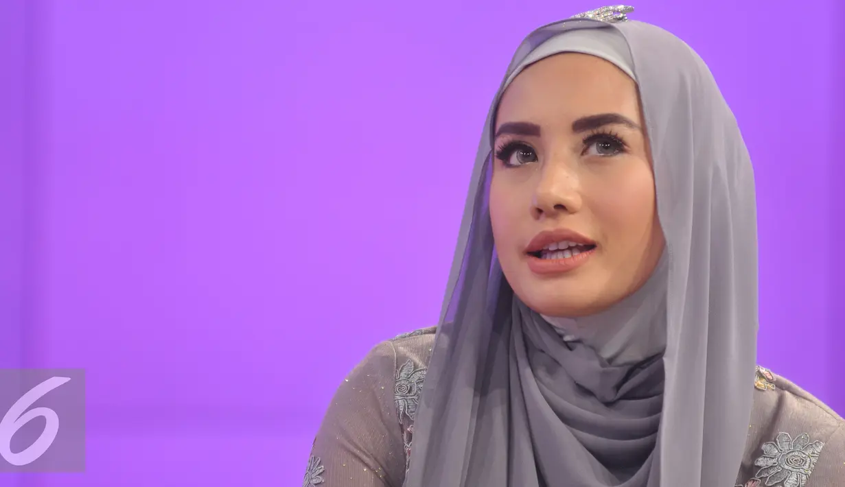 Shinta Bachir tampil mengenakan hijab saat menghadiri Dear Haters di SCTV Tower, Jakarta, Kamis (16/6/2016). Ia bahkan sempat menyembunyikan keseksian tersebut dari mata keluarganya. (Liputan6.com/Gempur M Surya)