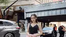 Saat hadir di fashion show Coach New York Fashion Week, Syifa mengenakan puffy long dress. Dengan warna atasan hitam spaghetti strap dan rok pink yang memiliki aksen pita besar. Very cutesy!   [Foto: Instagram/Syifa Hadju]