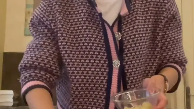 Momen Memasak Lamb Chop Bunga Zainal Jadi Sorotan, Netizen Justru Fokus pada Cara Marinasinya