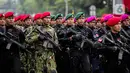 Pasukan TNI menampilkan pertunjukan di depan Istana Merdeka, Jakarta, Rabu (5/10/2022). Kegiatan yang diikuti oleh seluruh kesatuan jajaran TNI ini dalam rangka menyambut HUT ke-77 TNI. (Liputan6.com/Faizal Fanani)