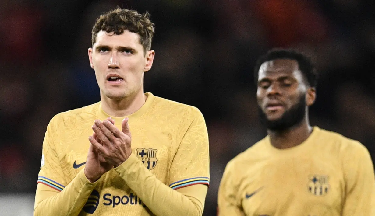 Bek Barcelona, Andreas Christensen bereaksi usai bertanding melawan Manchester United pada pertandingan leg kedua playoff Liga Europa stadion Old Trafford di Manchester, Inggris, Jumat (24/2/2023). Barcelona kalah dari Manchester dengan skor 2-1. (AFP/Oli Scarff)