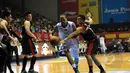Pebasket SM Britama, Wisnu Arki Dikania (tengah) mencoba menembus pertahanan tim Aspac Jakarta saat berlaga di NBL Championship 2015 di Jakarta, Senin (4/5/2015). SM Britama unggul 59-53 atas Aspac Jakarta. (Liputan6.com/Helmi Fithriansyah)   