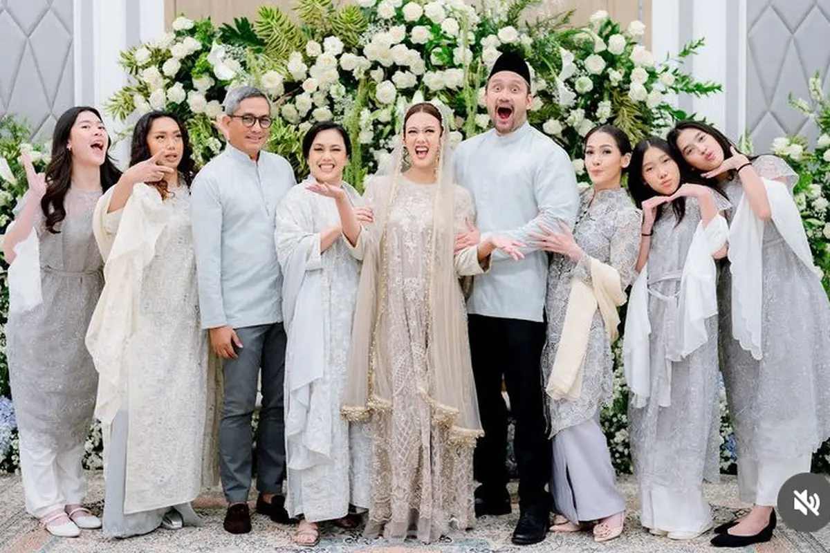 Mantan Istri Tora Sudiro dan Istrinya Kini Mieke Amalia kompak hadir di pengajian putrinya