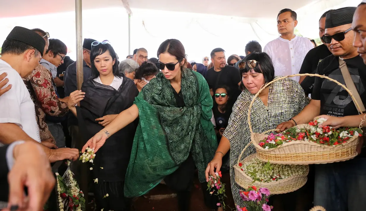 Pemakaman Istri Indro Warkop