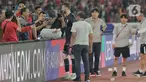 Presiden Republik Indonesia, Joko Widodo (Jokowi) menyapa penjaga gawang timnas Indonesia Maarten Paes usai laga kedua Grup C putaran ketiga Kualifikasi Piala Dunia 2026 Zona Asia di Stadion Utama Gelora Bung Karno (SUGBK), Jakarta, Selasa (10/9/2024). (Liputan6.com/Angga Yuniar)