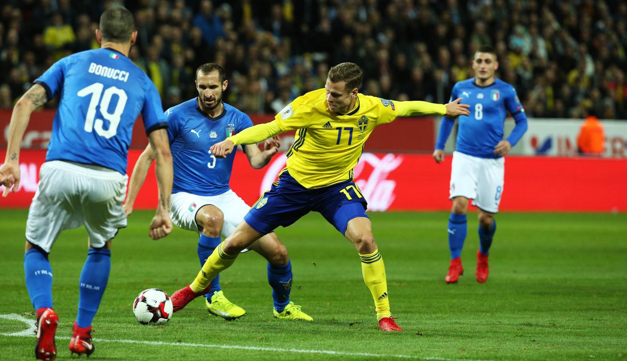 Striker Swedia, John Guidetti, berusaha melewati bek Italia, Georgio Chiellini, Georgio Chiellini, pada laga Kualifikasi Piala Dunia 2018 di Stadion Friends Arena, Solna, Jumat (10/11/2017). Swedia menang 1-0 atas Italia. (AFP/Soren Anderson)