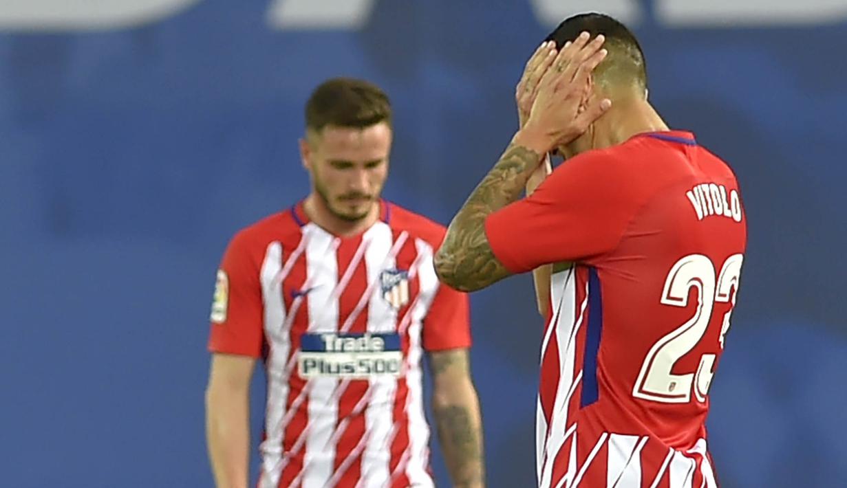 Pemain Atletico Madrid tampak kecewa usai ditaklukkan Real Sociedad pada laga La Liga di Stadion Municipal de Anoeta, Kamis (19/4/2018). Real Sociedad menang 3-0 atas Atletico Madrid. (AFP/Ander Gillenea)