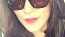 Sedari dulu Raisa sudah tampil kece dan kekinian. Kacamata hitam yang dikenakannya kian memperlihat sisi keren dari perempuan berusia 32 tahun. Cantiknya Raisa ini memang jadi pusat perhatian warganet sedari dulu. Tak heran ketika Raisa menikah banyak warganet yang merasakan patah hati. (Liputan6.com/IG/@raisa6690)