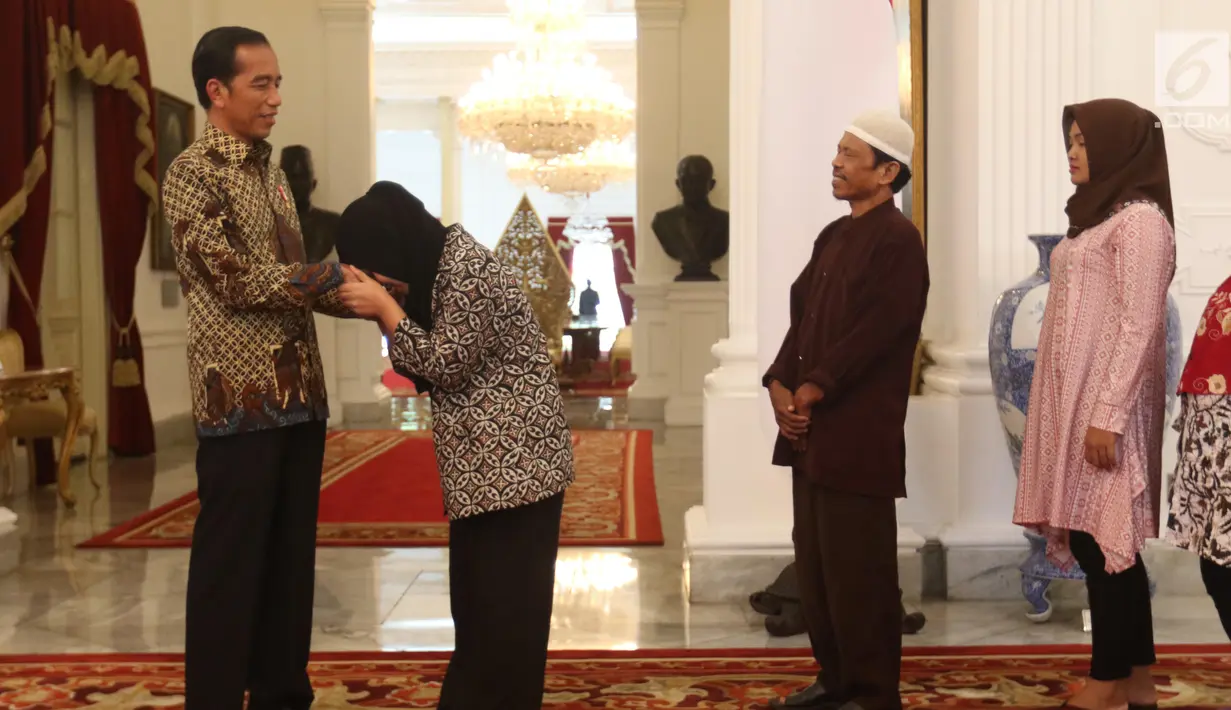 Siti Aisyah mencium tangan Presiden Joko Widodo di Istana Merdeka, Jakarta, Selasa (12/3). Siti dibebaskan dari dakwaan hukum kasus pembunuhan Kim Jong Nam di Pengadilan Tinggi Shah Alam, Kuala Lumpur, Malaysia. (Liputan6.com/Angga Yuniar)