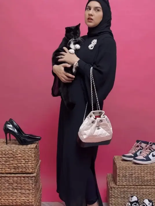 Tak hanya pink, Irish juga tampil serba hitam namun tetap fancy dengan tas Channelnya. @_irishbella_