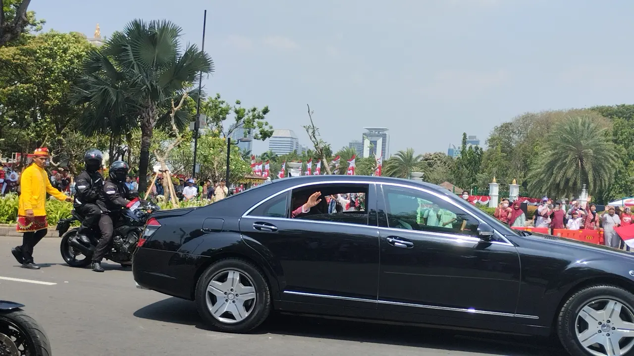 Wakil Presiden (Wapres) RI Ma'ruf Amin meninggalkan Istana, Jalan Medan Merdeka Utara, Jakarta pukul 12.32 WIB usai mengikuti upacara HUT ke-78 RI.