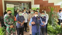 Gubernur Jawa Barat Ridwan Kamil mengunjungi  Wisma Makara Universitas Indonesia, Depok, yang kini difungsikan sebagai lokasi isolasi pasien berstatus orang tanpa gejala (OTG). (Liputan6.com/Dicky Agung Prihanto)