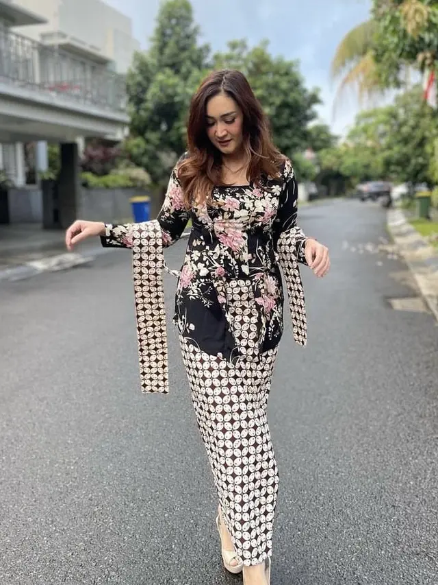 Pesona Nafa Urbach Kenakan Kebaya