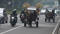 Pengunjung berkeliling naik delman hias di Monumen Nasional (Monas), Jakarta, Sabtu (15/6/2019). Sebelumnya delman hias tersebut dilarang kini beroperasi kembali, delman tersebut mengenakan tarif pada pengunjung bervariasi untuk berkeliling di luar IRTI Monas. (merdeka.com/Imam Buhori)