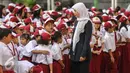 Guru mengatur para murid sebelum upacara di SD Pasar Baru 05, Jakarta, Senin (27/7/2015). Usai libur panjang Idul Fitri para siswa kembali beraktivitas mengikuti pelajaran di sekolah untuk tahun ajaran 2015-2016. (Liputan6.com/Faizal Fanani)