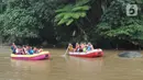 <p>Anak-anak mengikuti rafting pada aliran Sungai Ciliwung di kawasan Bendungan Katulampa, Bogor, Minggu (15/5/2022). Kegiatan bermain sambil mengenalkan alam kawasan daerah aliran sungai (DAS) Ciliwung seperti hiking, menangkap ikan dan rafting yang diadakan oleh Hiking Bocah ini dilakukan setiap akhir pekan dengan biaya Rp 115 ribu/paket anak. (merdeka.com/Arie Basuki)</p>