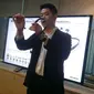 Nicholas Simmon, Personal Audio Product Marketing Department Sony Indonesia mempresentasikan produk Sony WI-1000X. Liputan6.com/Iskandar