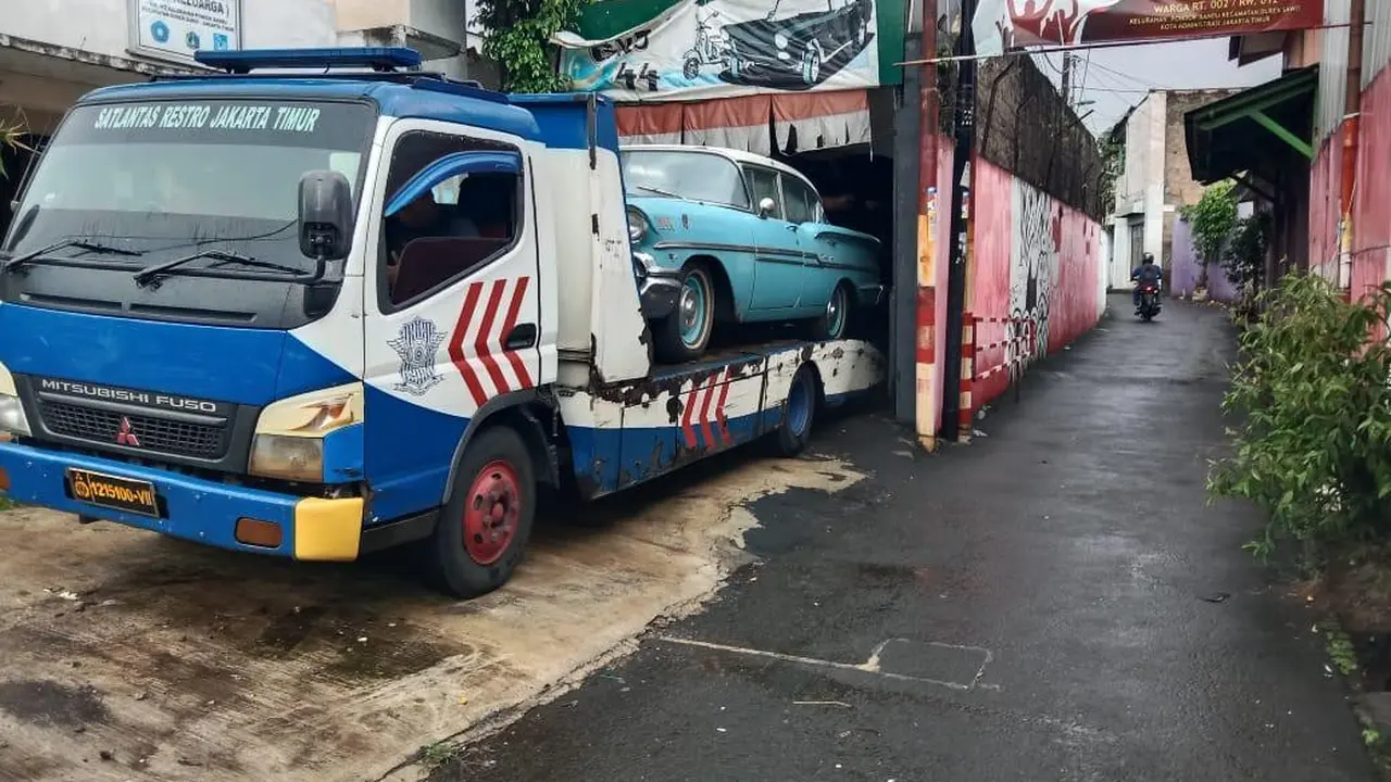 KPK Sita Mobil Antik Eks Kepala Bea Cukai Makassar Andhi Pramono yang Disembunyikan di Bengkel