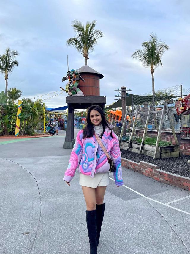 Tampil Stylish, Ini 7 Potret Angie Marcheria Saat Liburan ke Australia