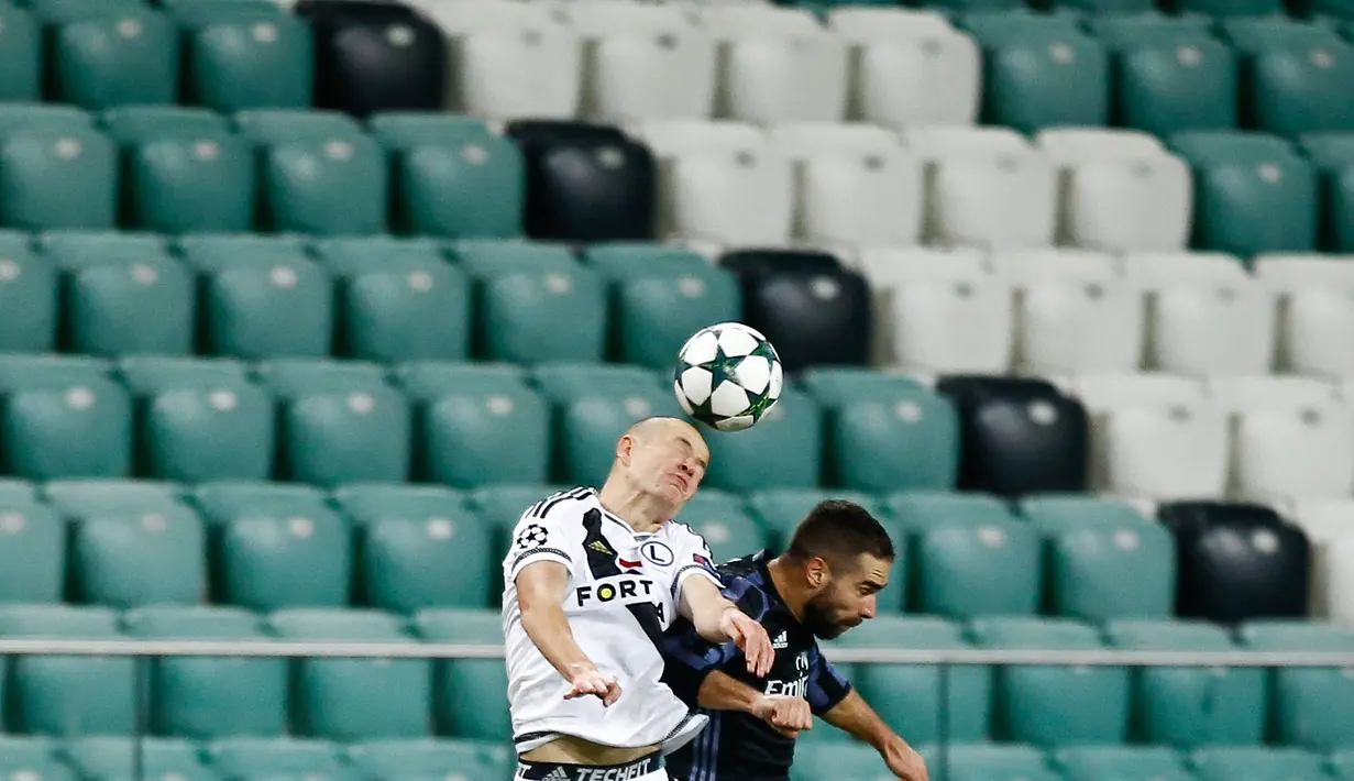 Dani Carvajal dan pemain Warsawa Adam Hloušek berebut bola diudara saat pertandingan Liga Champion, Legia Warsawa kontra Real Madrid di Stadion Pepsi Arena, Warsawa, Polandia (2/11). (Reuters/Kacper Pempel)