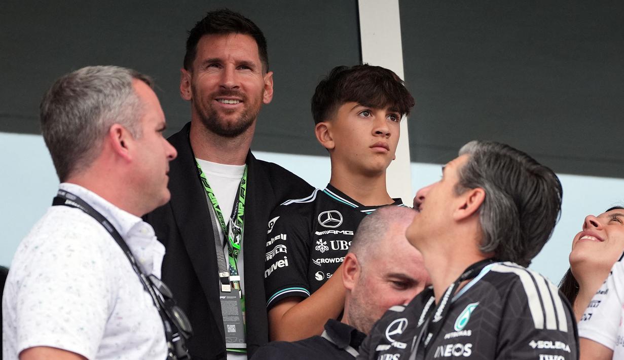 Messi hadir langsung dalam balapan yang berlangsung di Miami International Autodrome Circuit, Florida dan sempat mengunjungi garasi dari tim Mercedes. (AFP/Chandan Khanna)