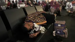 Calon Jemaah umrah menunggu kepastian di Terminal 3 Bandara Soekarno Hatta, Tangerang, Kamis (27/2/2020). Calon jemaah umrah telantar di Terminal 3 Soetta setelah pemerintah Arab Saudi menangguhkan seluruh kunjungan ke negara itu untuk mencegah penularaan virus corona. (merdeka.com/Iqbal Nugroho)