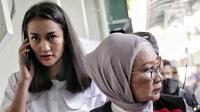 Terdakwa kasus dugaan penyebaran berita bohong atau hoaks Ratna Sarumpaet didampingi Atiqah Hasiholan tiba untuk menjalani sidang lanjutan di PN Jakarta Selatan, Selasa (7/5/2019). Sidang kali ini menghadirkan saksi meringankan dari pihak terdakwa. (Liputan6.com/Faizal Fanani)