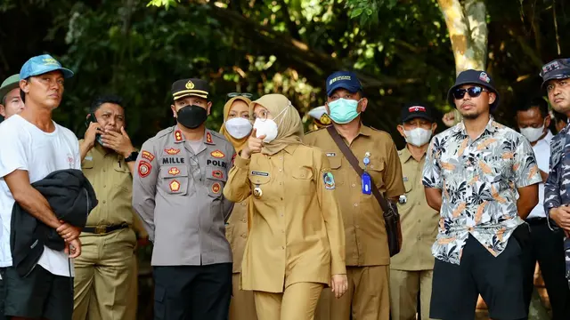 Bupati Banyuwangi Ipuk Fiestiandani (Tengah) tinjau lokasi pelaksanaan Liga Selancar Dunia (Istimewa)